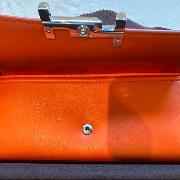 Tod’s wallet. A beautiful soft leather wallet with multiple card slots - Picture 7 of 8